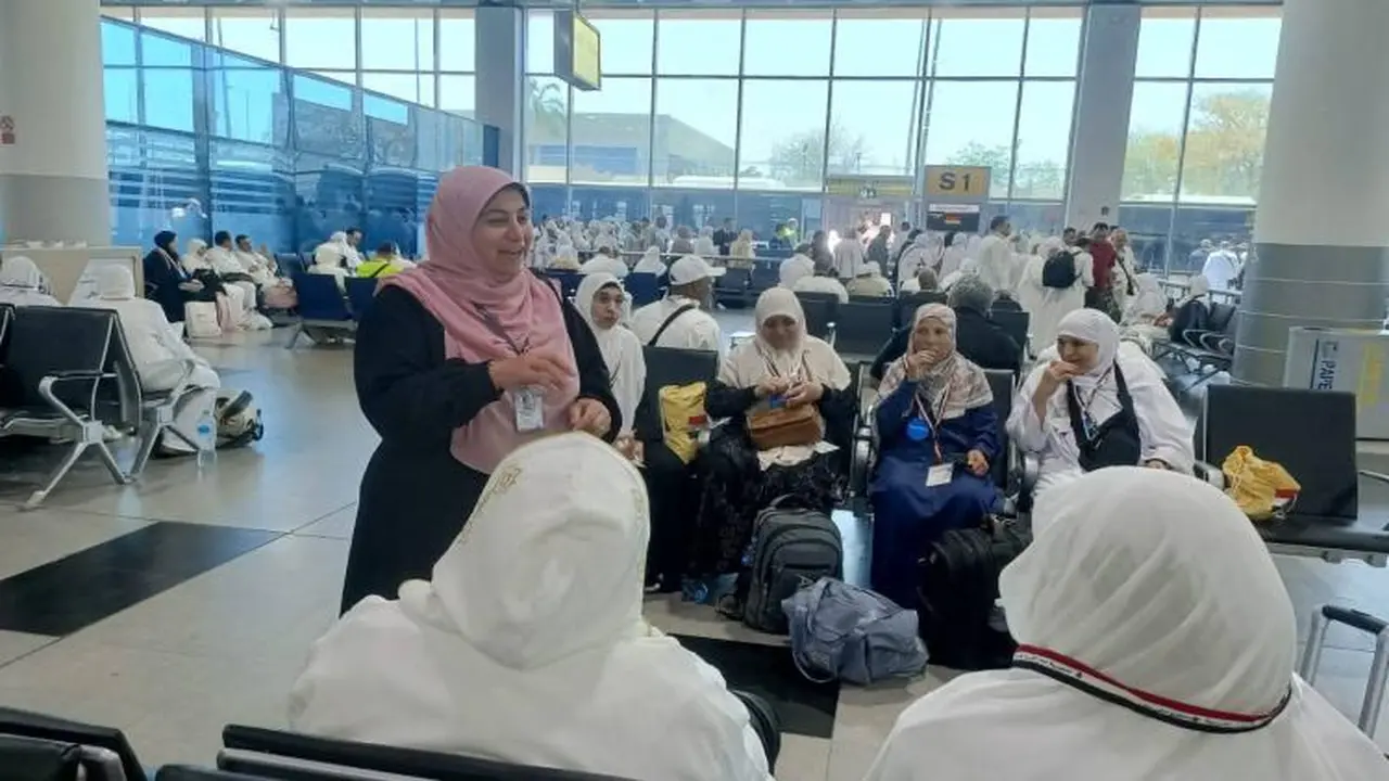 صور.. وصول حجاج السياحة المصريين واكتمال تفويجهم إلى مكة